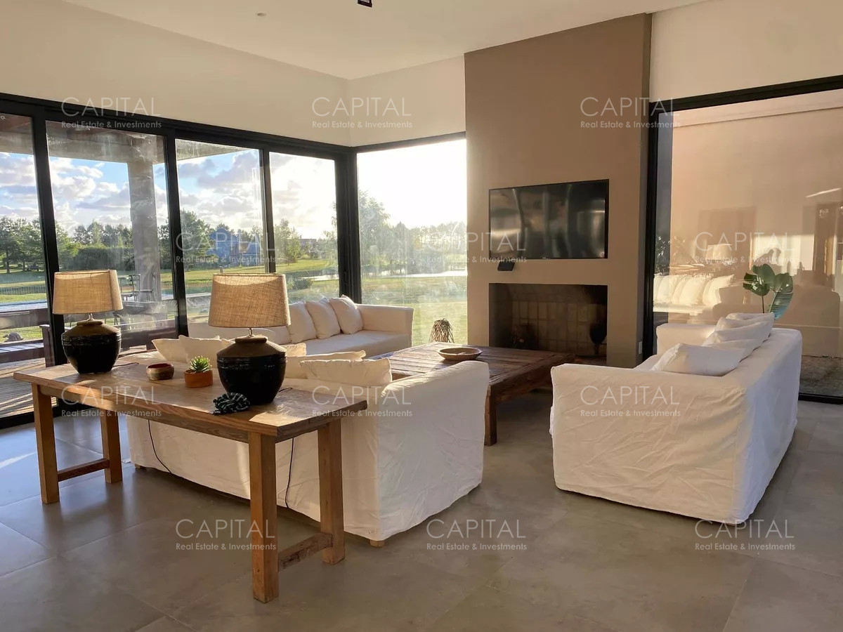 Casa ID.34319 - Casa moderna de cuatro dormitorios y dependencia de servicio, parrillero y piscina climatizada en venta en barrio privado El Quijote, La Barra