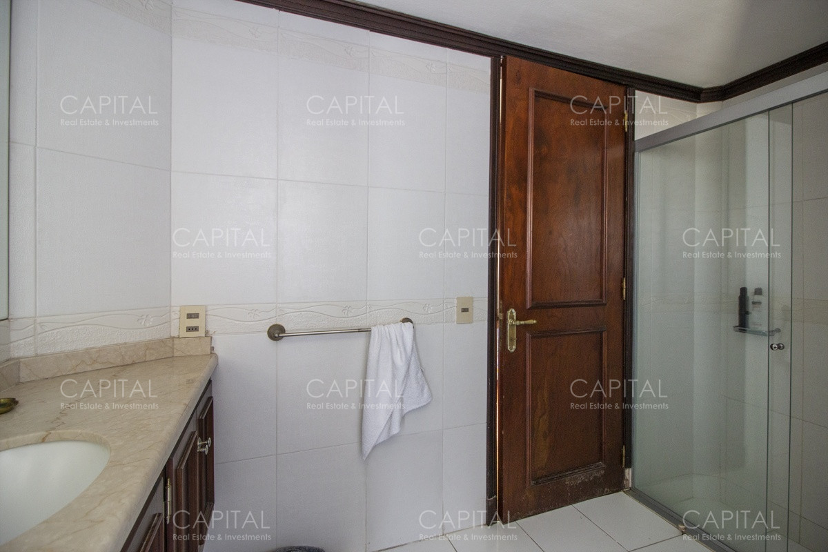 Casa ID.28185 - Venta de casa de 4 dormitorios más dependencia y hermosa piscina con gran parque en Playa Mansa, Punta del Este