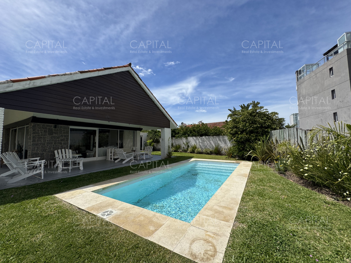 Casa de Cinco Dormitorios en Playa Mansa, photo 1