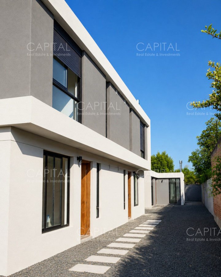Casa de Tres dormitorios con jardín, parrillero y 2 cocheras en Barra de Carrasco