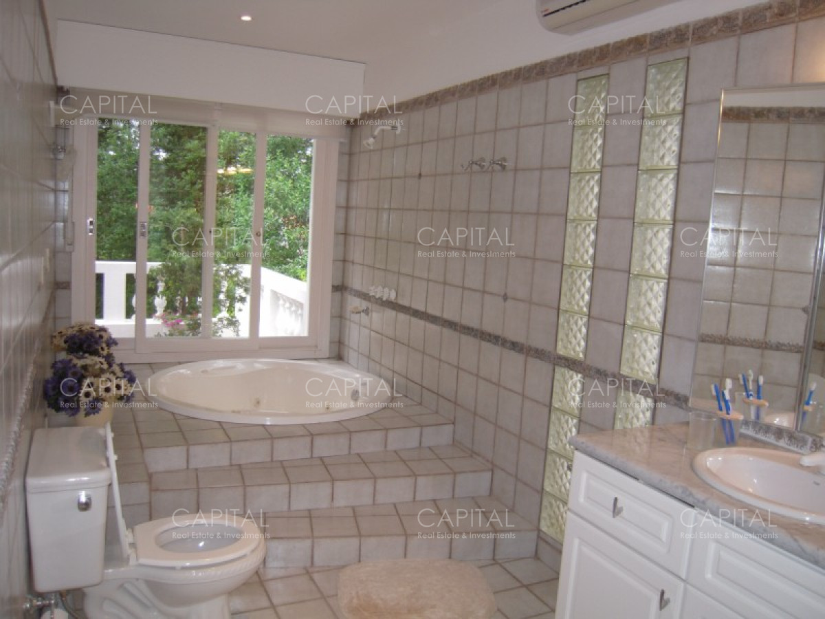 Casa ID.34561 - Casa en Venta Cuatro Dormitorios en Cantegril, Punta Del Este 