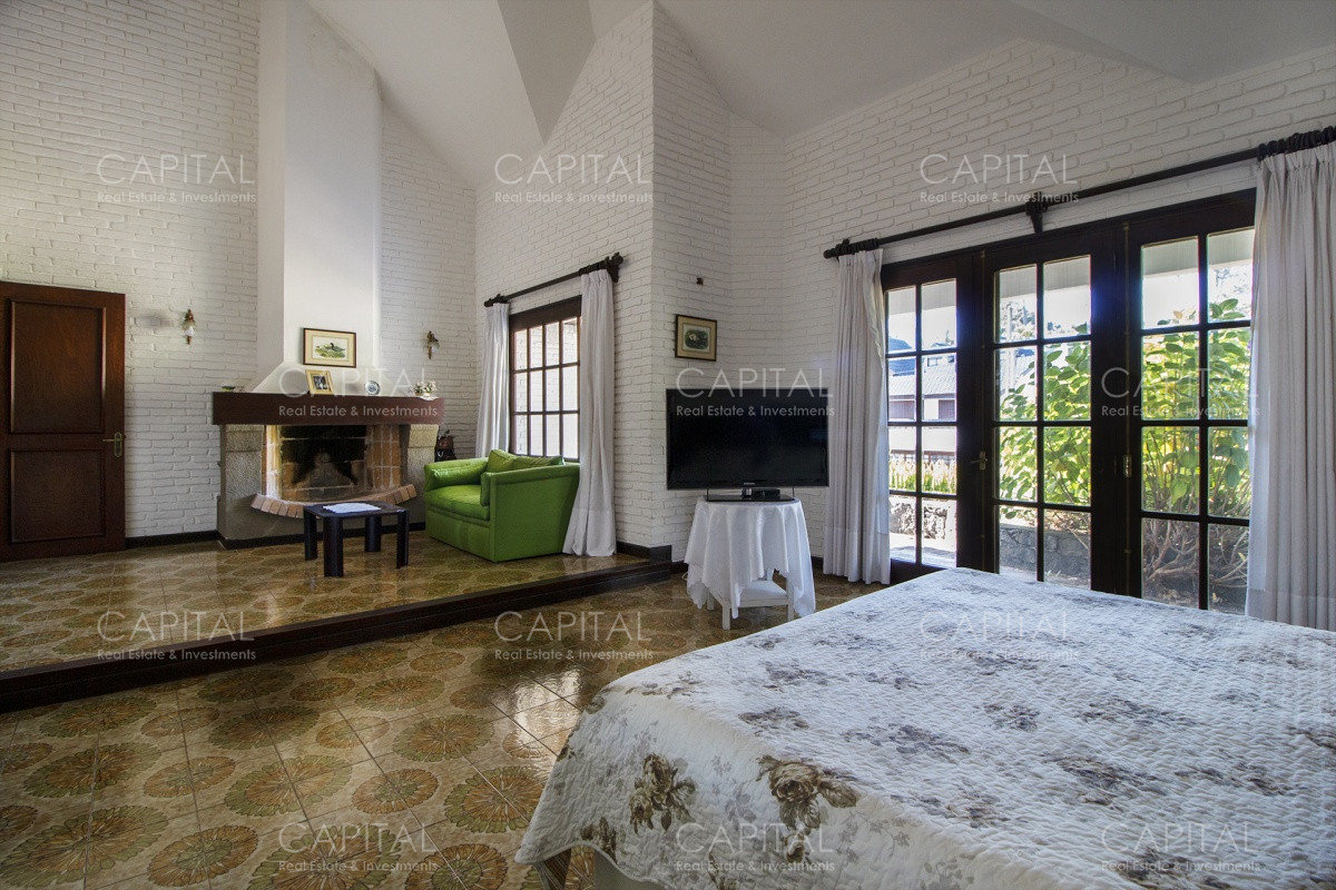 Casa ID.28185 - Venta de casa de 4 dormitorios más dependencia y hermosa piscina con gran parque en Playa Mansa, Punta del Este