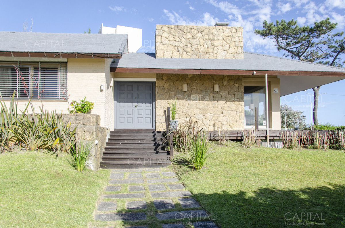 Casa ID.30729 - Casa en Venta Playa Mansa Frente al Mar Cuatro Dormitorios