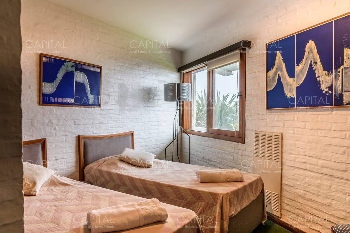Casa ID.33629 - Casa de seis dormitorios en primera linea frente al mar en Península de Punta del Este