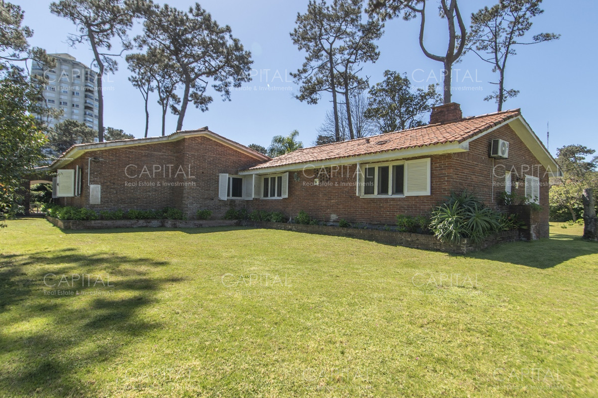 Casa ID.35154 - Casa en Venta en Playa Mansa con más de 3000 m2 de parque.