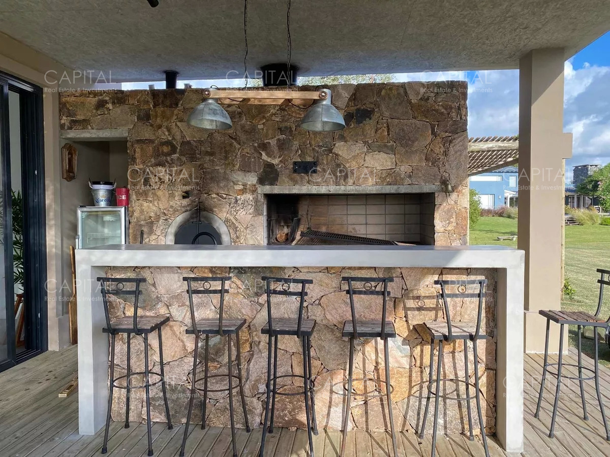 Casa ID.34319 - Casa moderna de cuatro dormitorios y dependencia de servicio, parrillero y piscina climatizada en venta en barrio privado El Quijote, La Barra