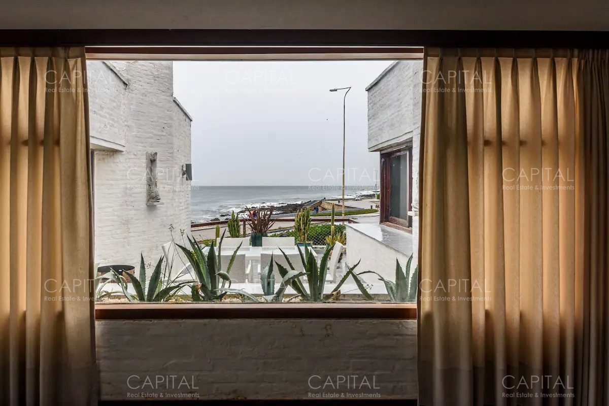Casa ID.33629 - Casa de seis dormitorios en primera linea frente al mar en Península de Punta del Este
