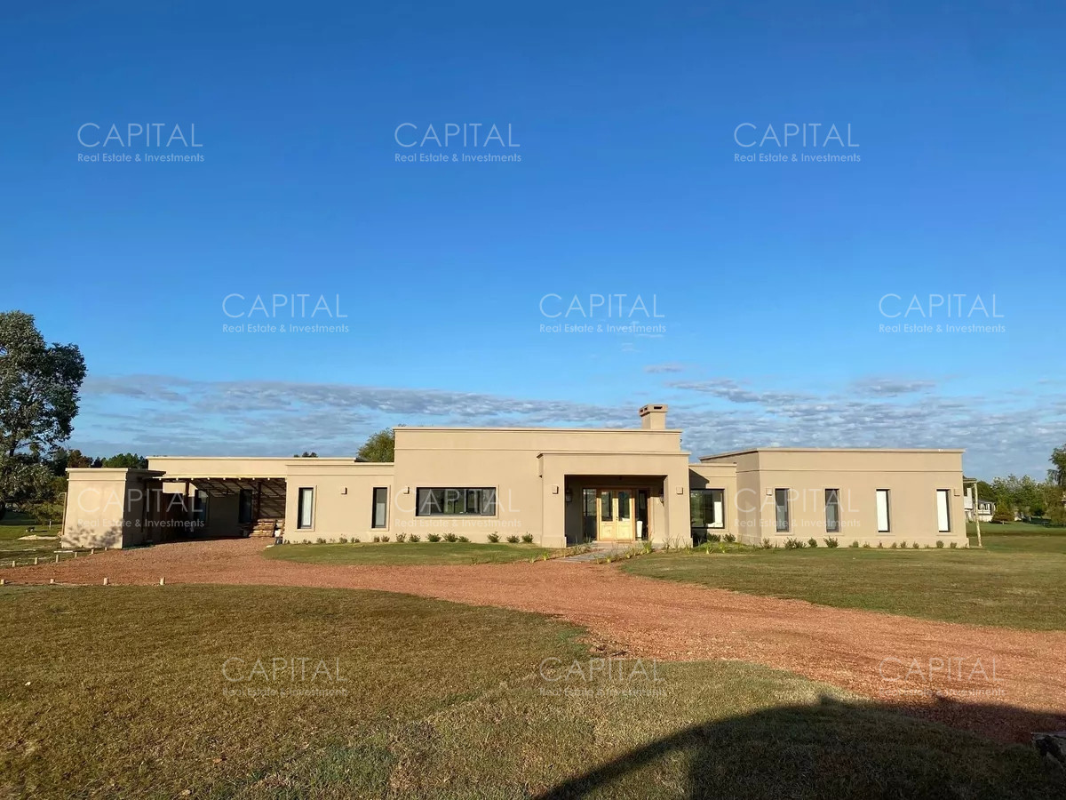 Casa ID.34319 - Casa moderna de cuatro dormitorios y dependencia de servicio, parrillero y piscina climatizada en venta en barrio privado El Quijote, La Barra