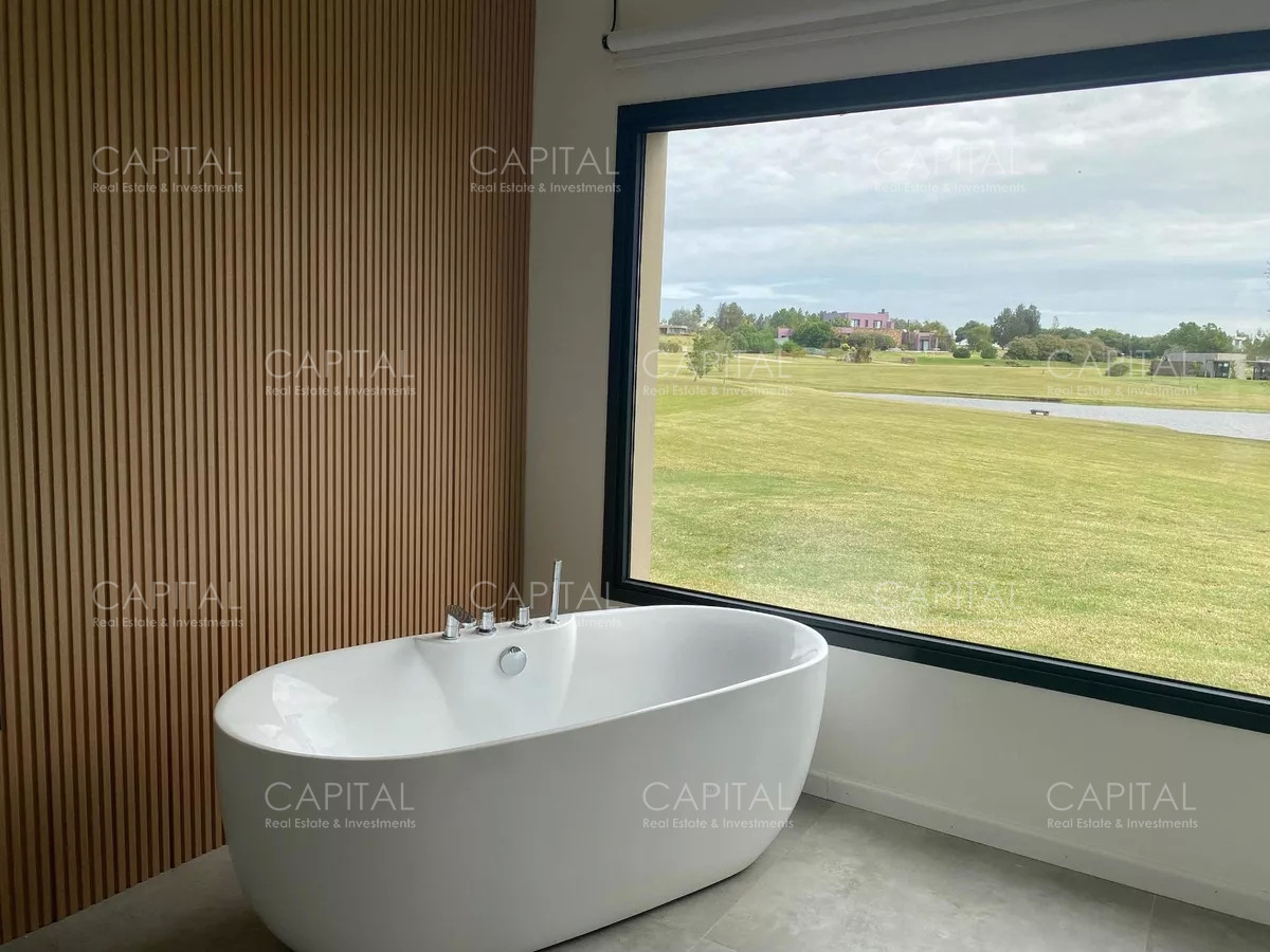 Casa ID.34319 - Casa moderna de cuatro dormitorios y dependencia de servicio, parrillero y piscina climatizada en venta en barrio privado El Quijote, La Barra