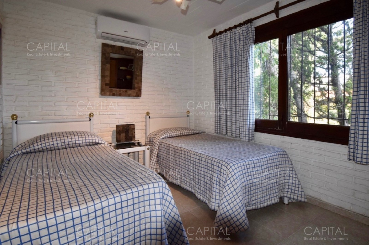 Casa ID.24811 - Casa en Playa Mansa de Cuatro Dormitorios en Venta Punta del Este