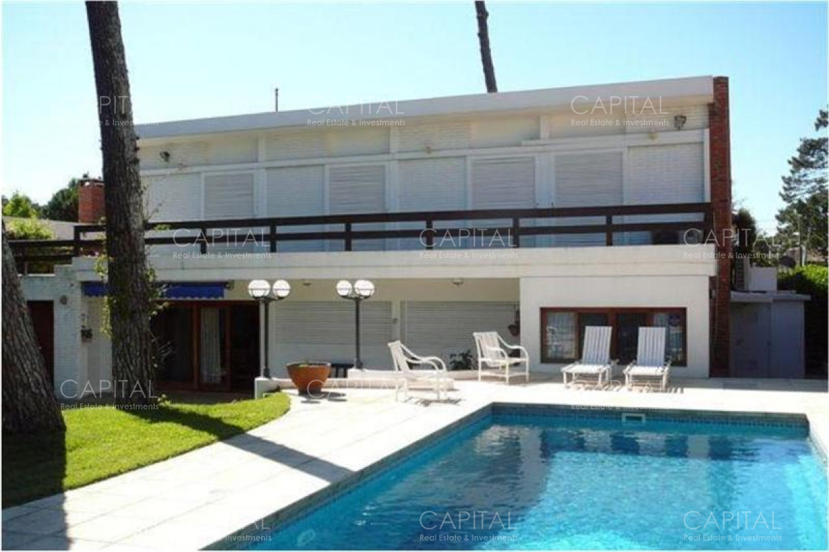 Casa de Cuatro Dormitorios en Playa Mansa  - CCP24837C