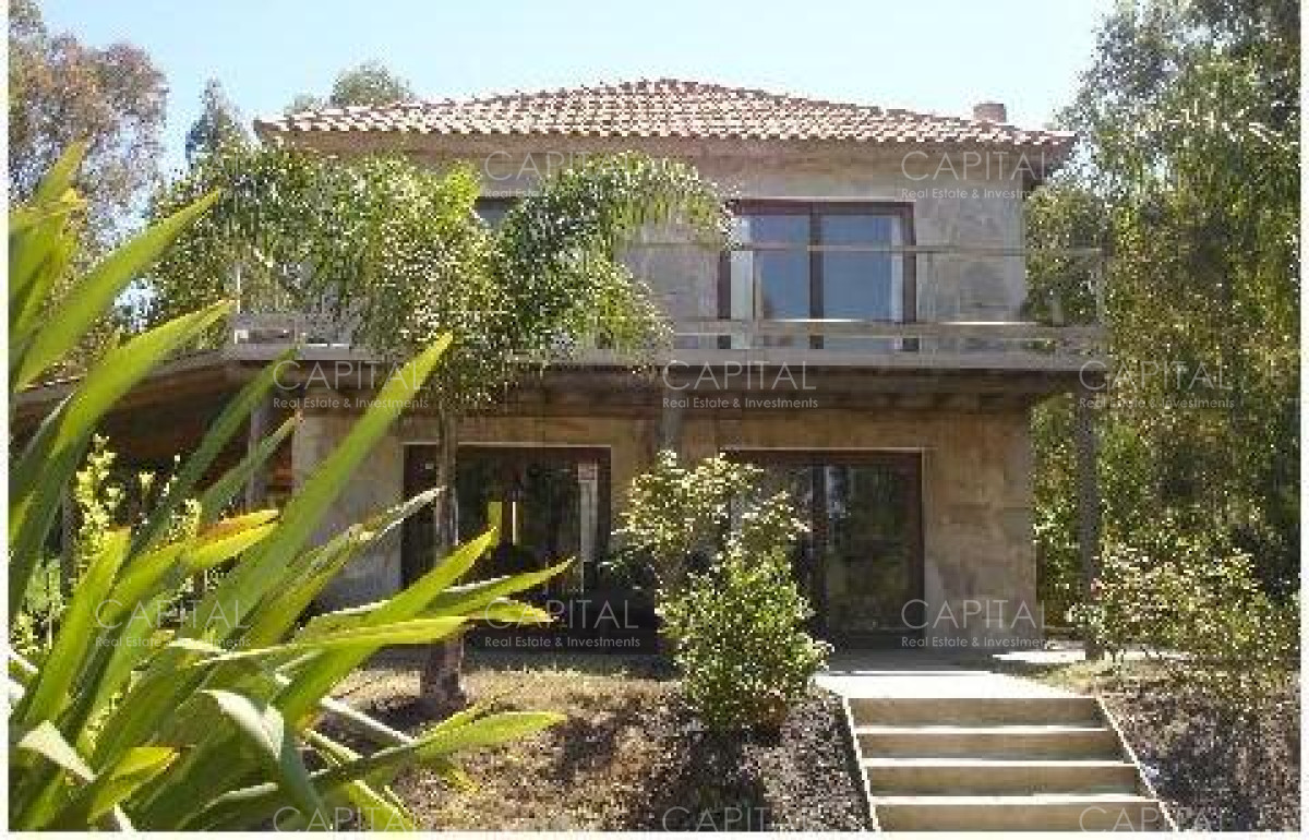 Casa en alquiler La Barra de tres dormitorios con piscina y parrillero. - CCP25638C