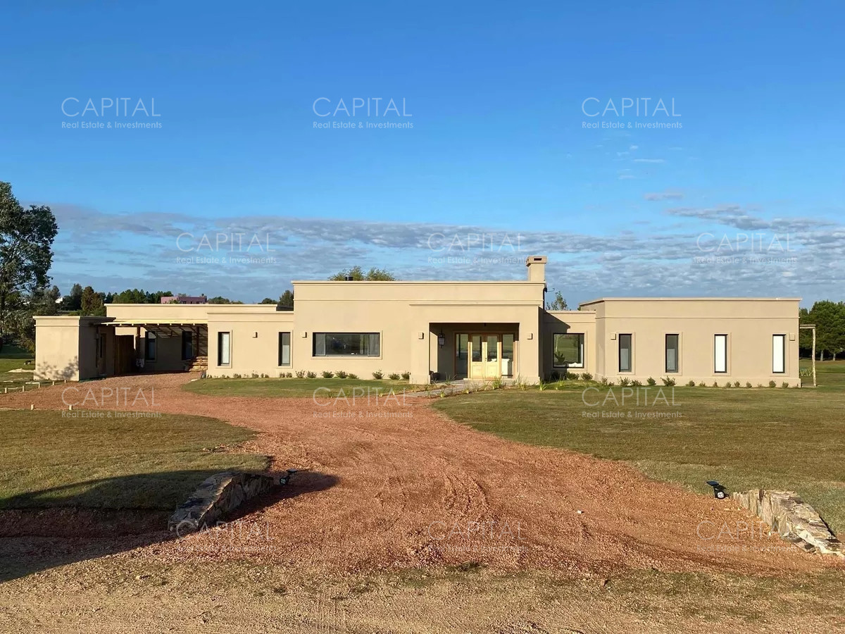 Casa ID.34319 - Casa moderna de cuatro dormitorios y dependencia de servicio, parrillero y piscina climatizada en venta en barrio privado El Quijote, La Barra