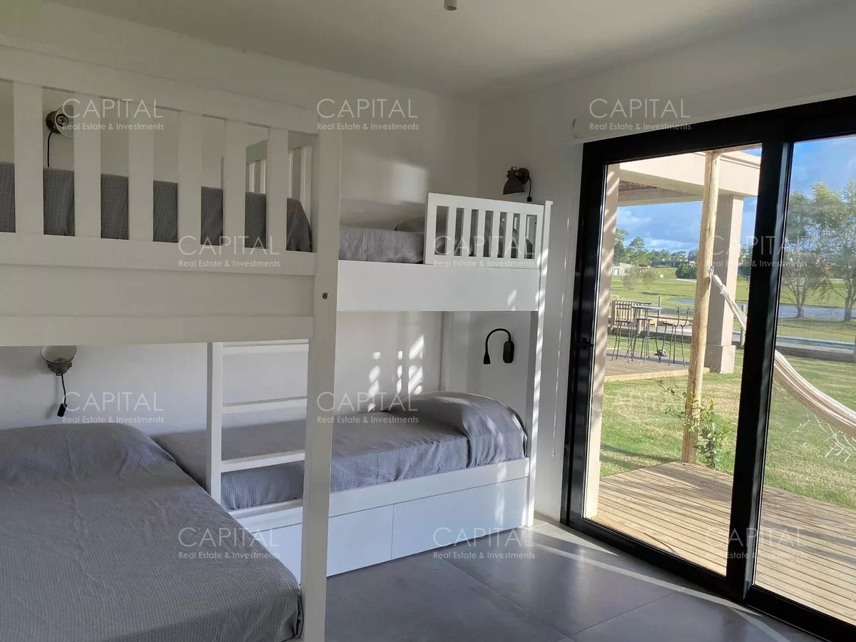 Casa ID.34319 - Casa moderna de cuatro dormitorios y dependencia de servicio, parrillero y piscina climatizada en venta en barrio privado El Quijote, La Barra