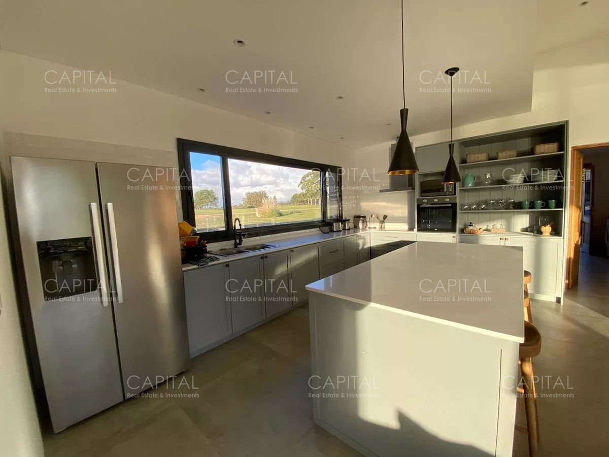 Casa ID.34319 - Casa moderna de cuatro dormitorios y dependencia de servicio, parrillero y piscina climatizada en venta en barrio privado El Quijote, La Barra