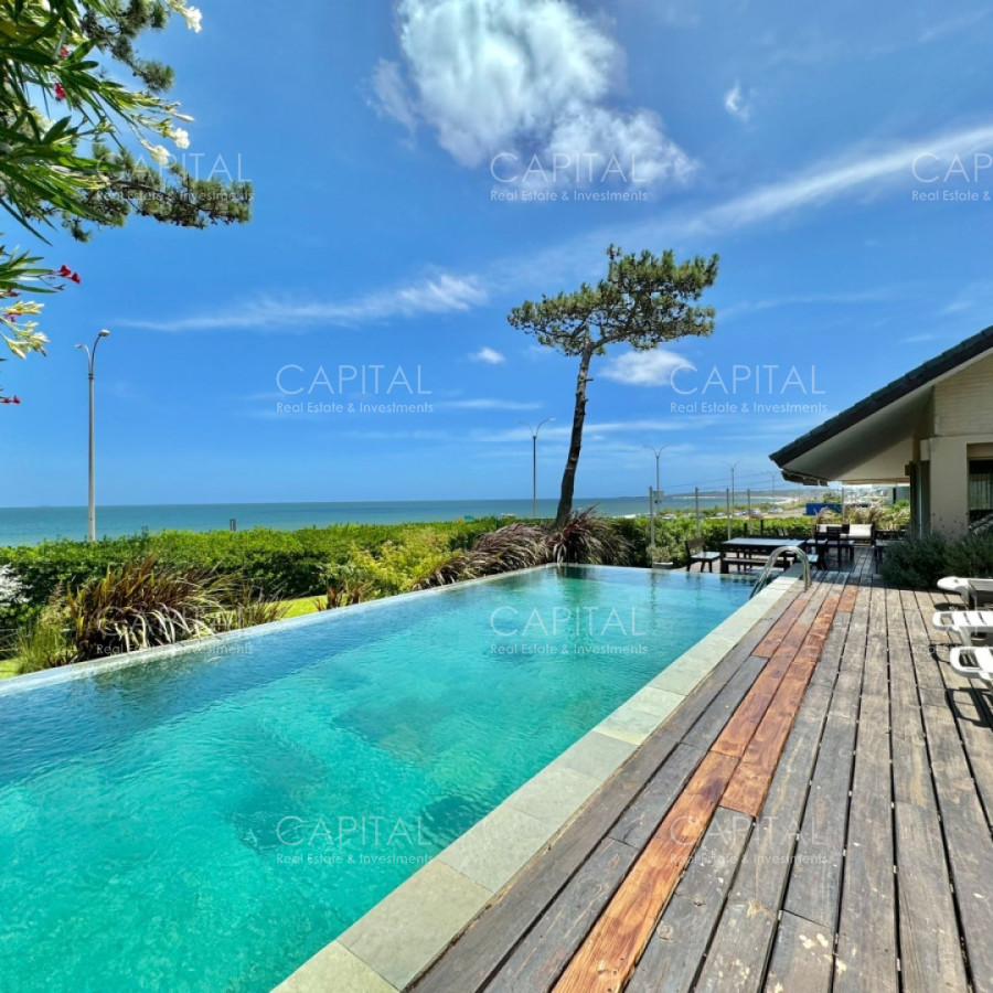 Casa ID.30729 - Casa en Venta Playa Mansa Frente al Mar Cuatro Dormitorios