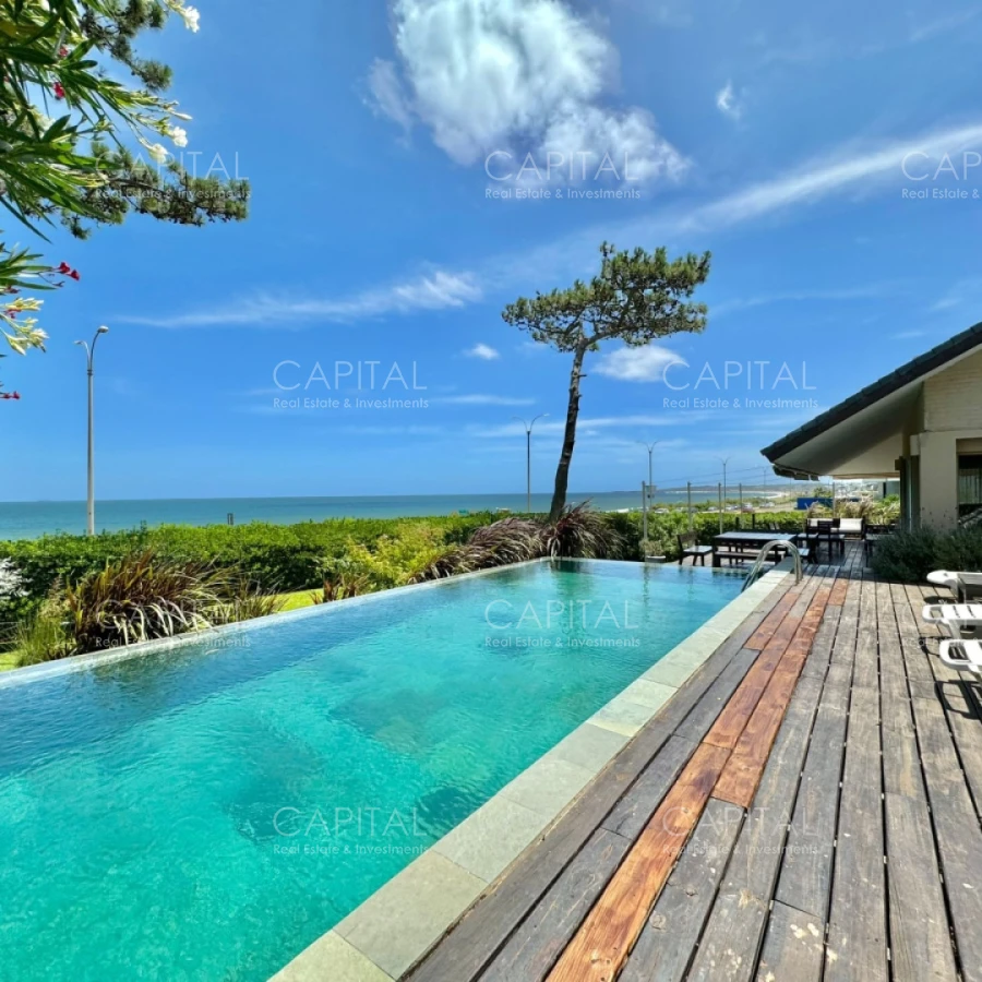 Casa en Venta Playa Mansa Frente al Mar Cuatro Dormitorios