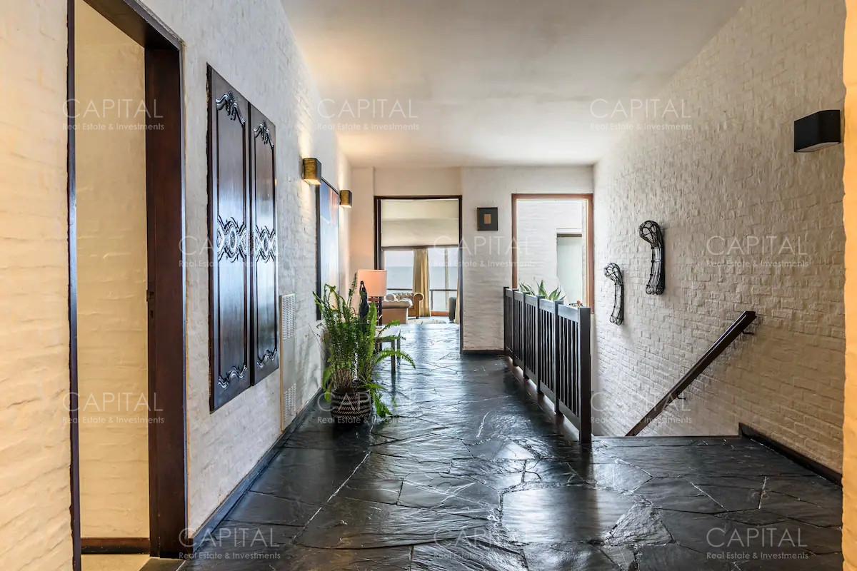 Casa ID.33629 - Casa de seis dormitorios en primera linea frente al mar en Península de Punta del Este