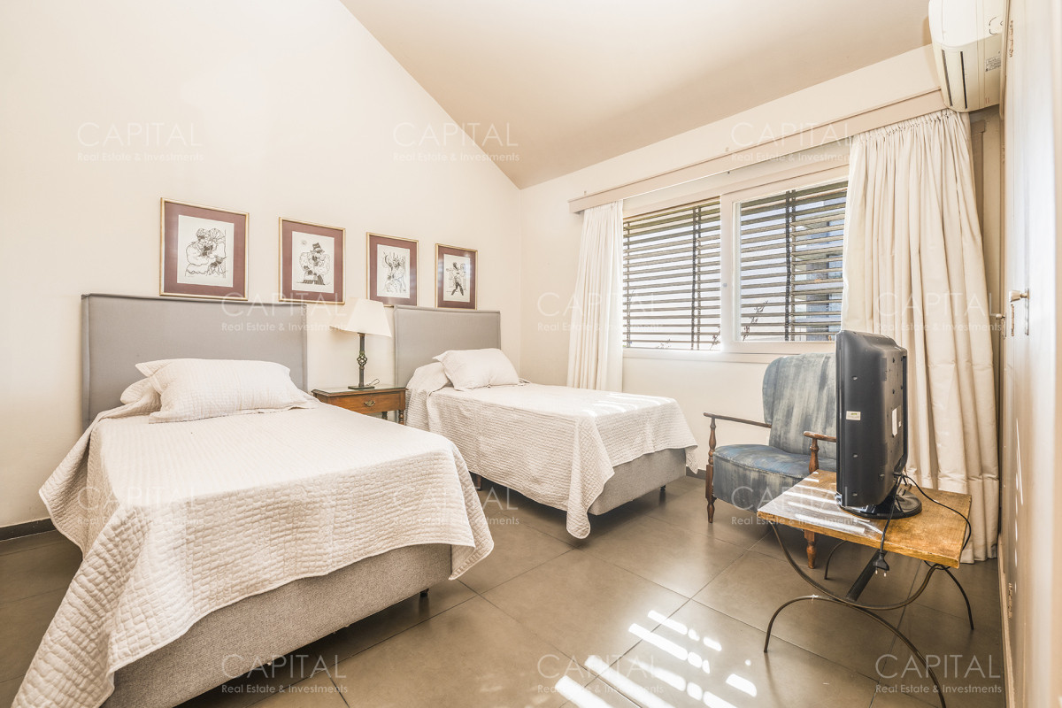 Casa ID.30729 - Casa en Venta Playa Mansa Frente al Mar Cuatro Dormitorios