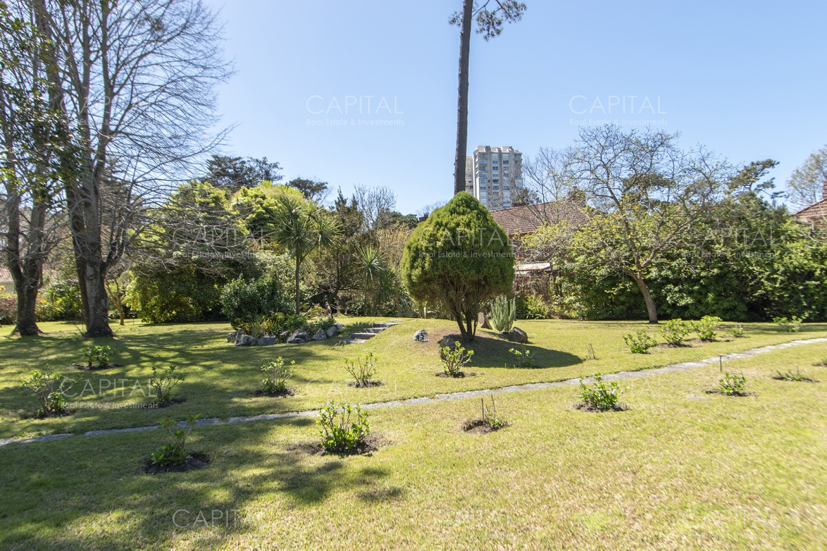 Casa ID.35154 - Casa en Venta en Playa Mansa con más de 3000 m2 de parque.