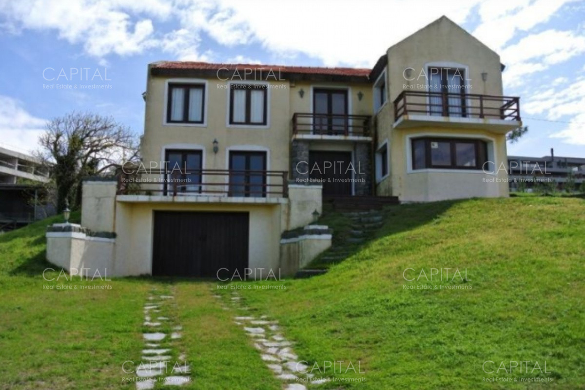 Casa en Punta Ballena en Venta de cuatro dormitorios con vista al mar. - CCP26890C