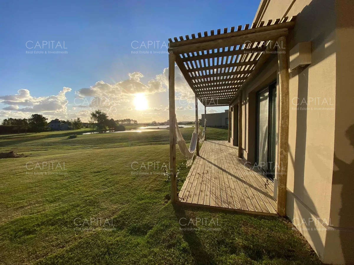 Casa ID.34319 - Casa moderna de cuatro dormitorios y dependencia de servicio, parrillero y piscina climatizada en venta en barrio privado El Quijote, La Barra