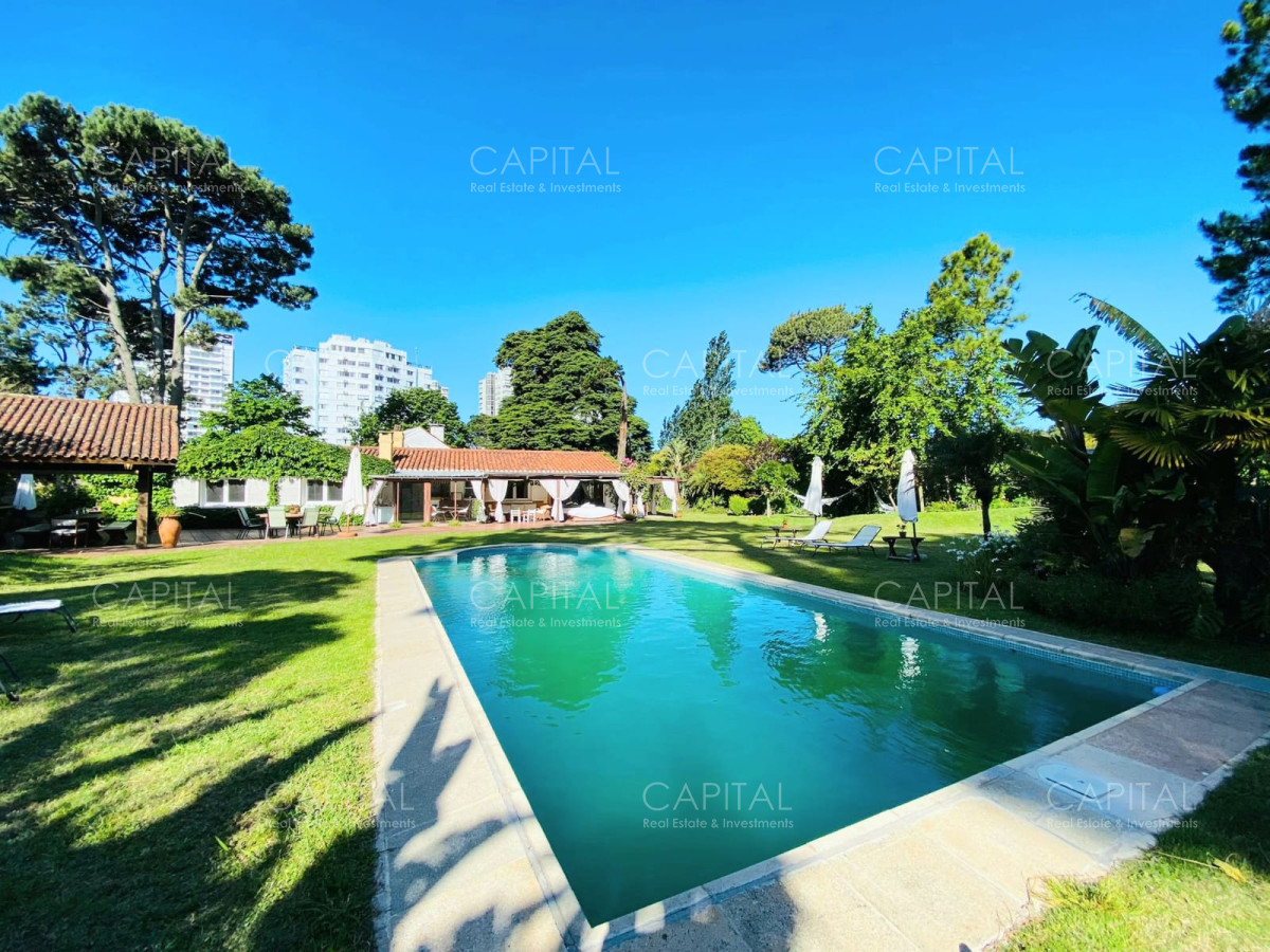 Casa de cuatro dormitorios y piscina en Punta del Este en Venta. - CCP24762C