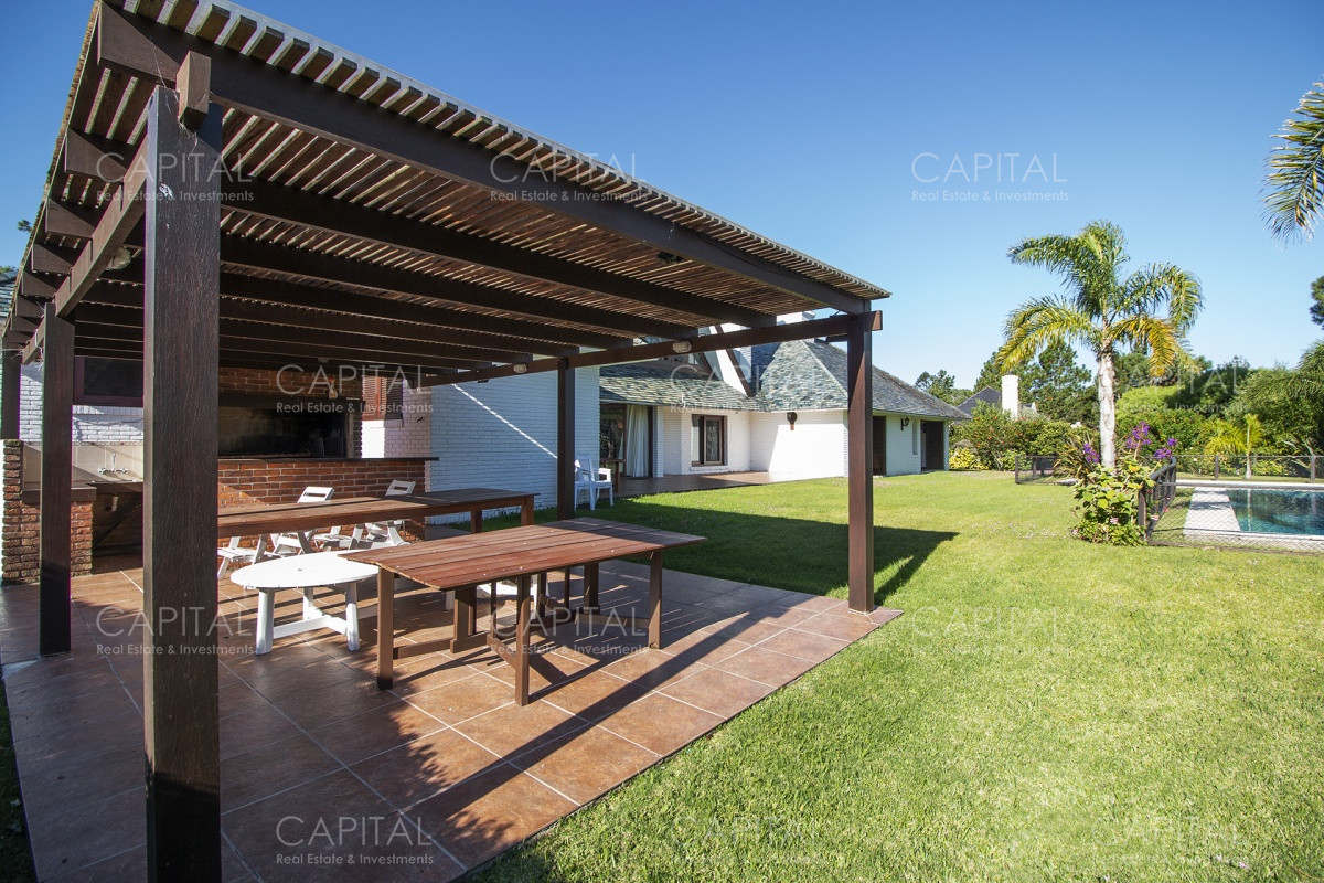 Casa ID.28185 - Venta de casa de 4 dormitorios más dependencia y hermosa piscina con gran parque en Playa Mansa, Punta del Este