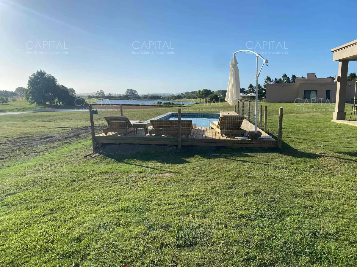 Casa ID.34319 - Casa moderna de cuatro dormitorios y dependencia de servicio, parrillero y piscina climatizada en venta en barrio privado El Quijote, La Barra