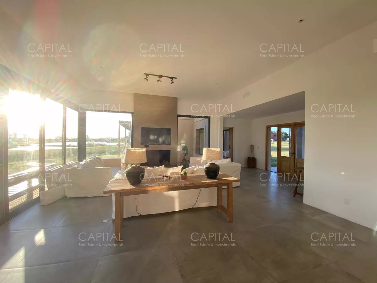 Casa ID.34319 - Casa moderna de cuatro dormitorios y dependencia de servicio, parrillero y piscina climatizada en venta en barrio privado El Quijote, La Barra