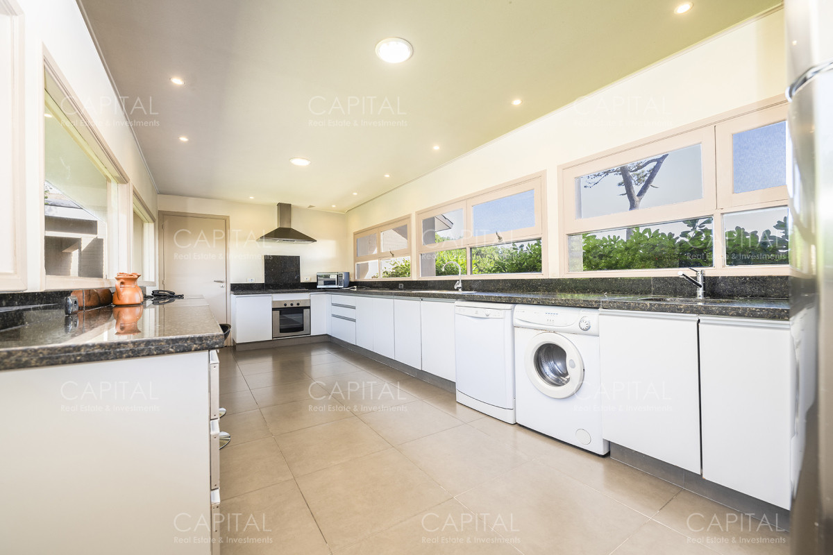 Casa ID.30729 - Casa en Venta Playa Mansa Frente al Mar Cuatro Dormitorios