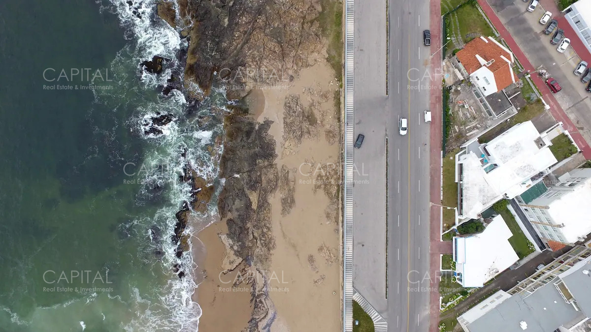 Casa ID.33629 - Casa de seis dormitorios en primera linea frente al mar en Península de Punta del Este