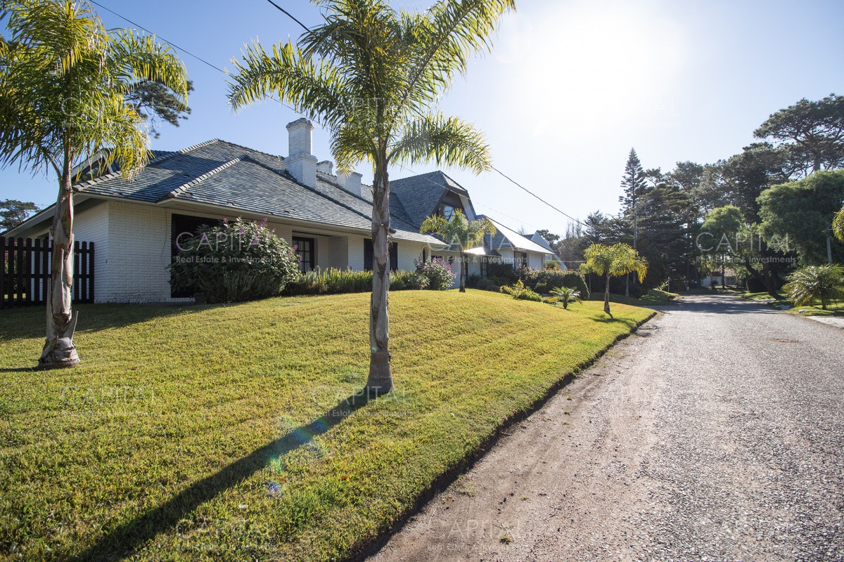 Casa ID.28185 - Venta de casa de 4 dormitorios más dependencia y hermosa piscina con gran parque en Playa Mansa, Punta del Este