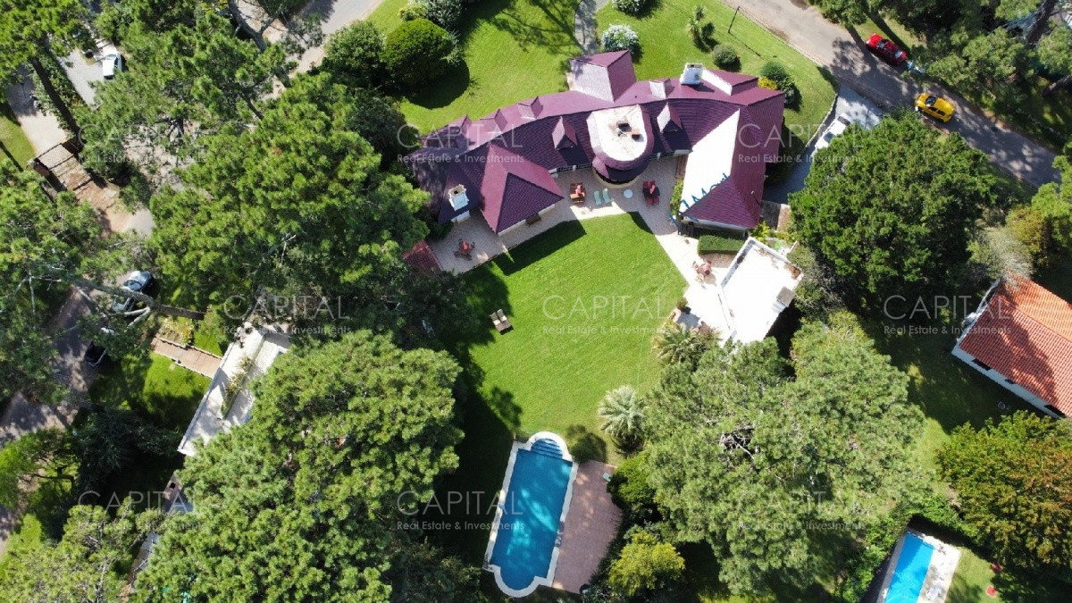 Casa ID.32412 - Residencia de Seis Dormitorios más Dependencia en Barrio Cantegril