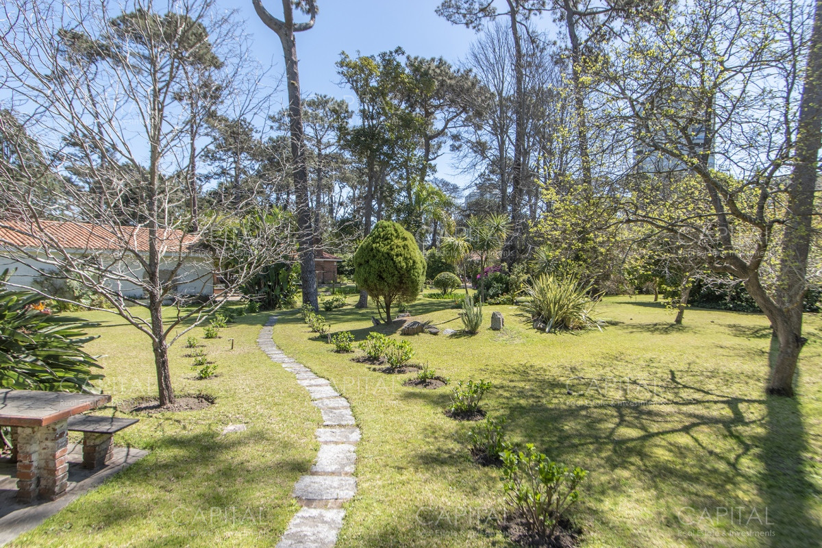 Casa ID.35154 - Casa en Venta en Playa Mansa con más de 3000 m2 de parque.