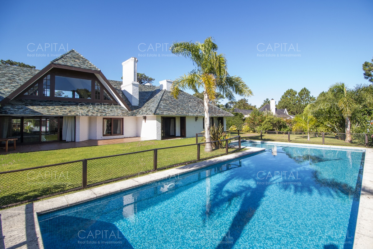 Casa ID.28185 - Venta de casa de 4 dormitorios más dependencia y hermosa piscina con gran parque en Playa Mansa, Punta del Este