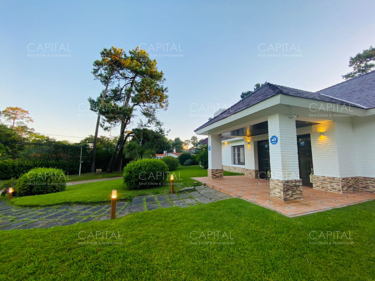 Casa ID.32412 - Residencia de Seis Dormitorios más Dependencia en Barrio Cantegril