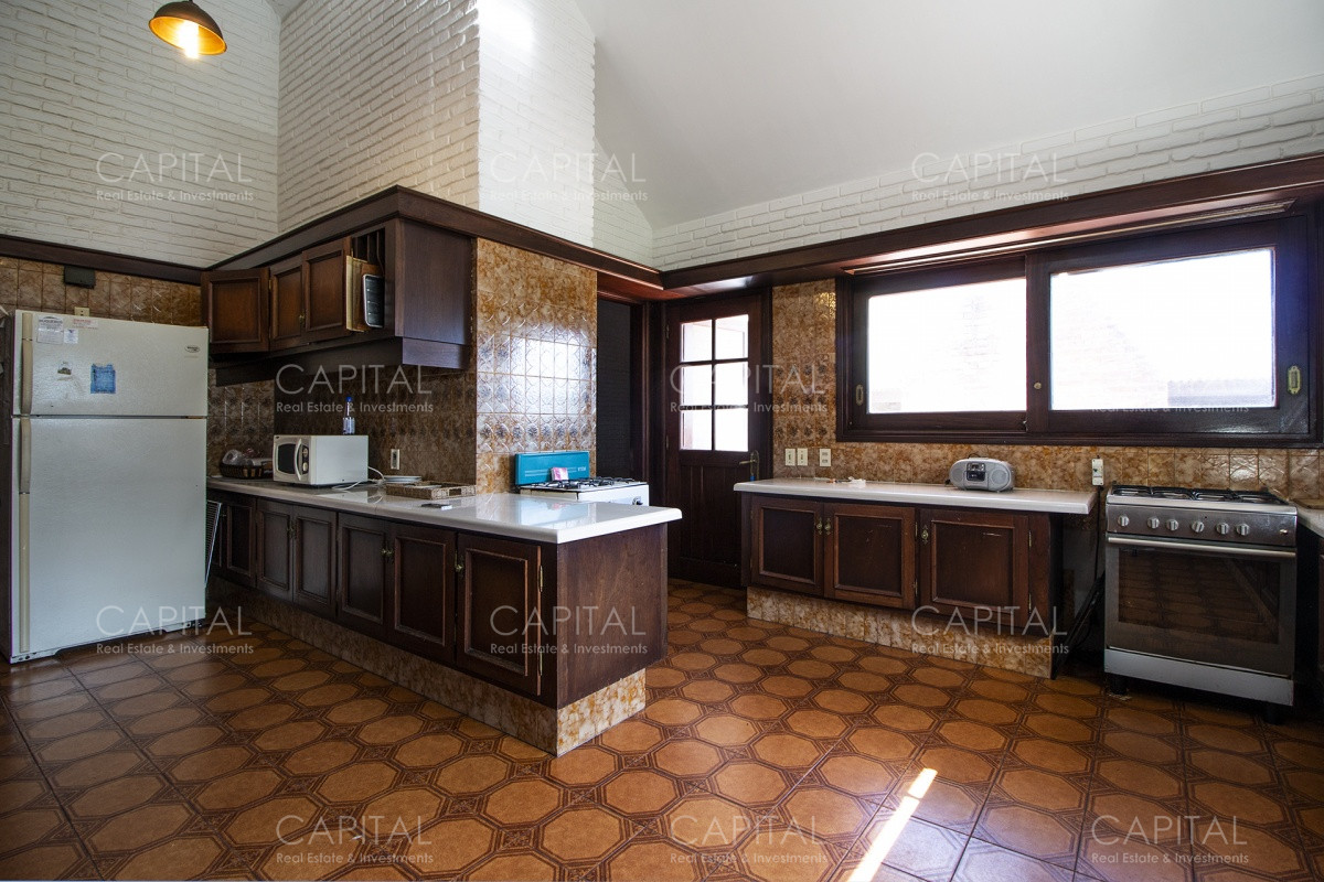 Casa ID.28185 - Venta de casa de 4 dormitorios más dependencia y hermosa piscina con gran parque en Playa Mansa, Punta del Este