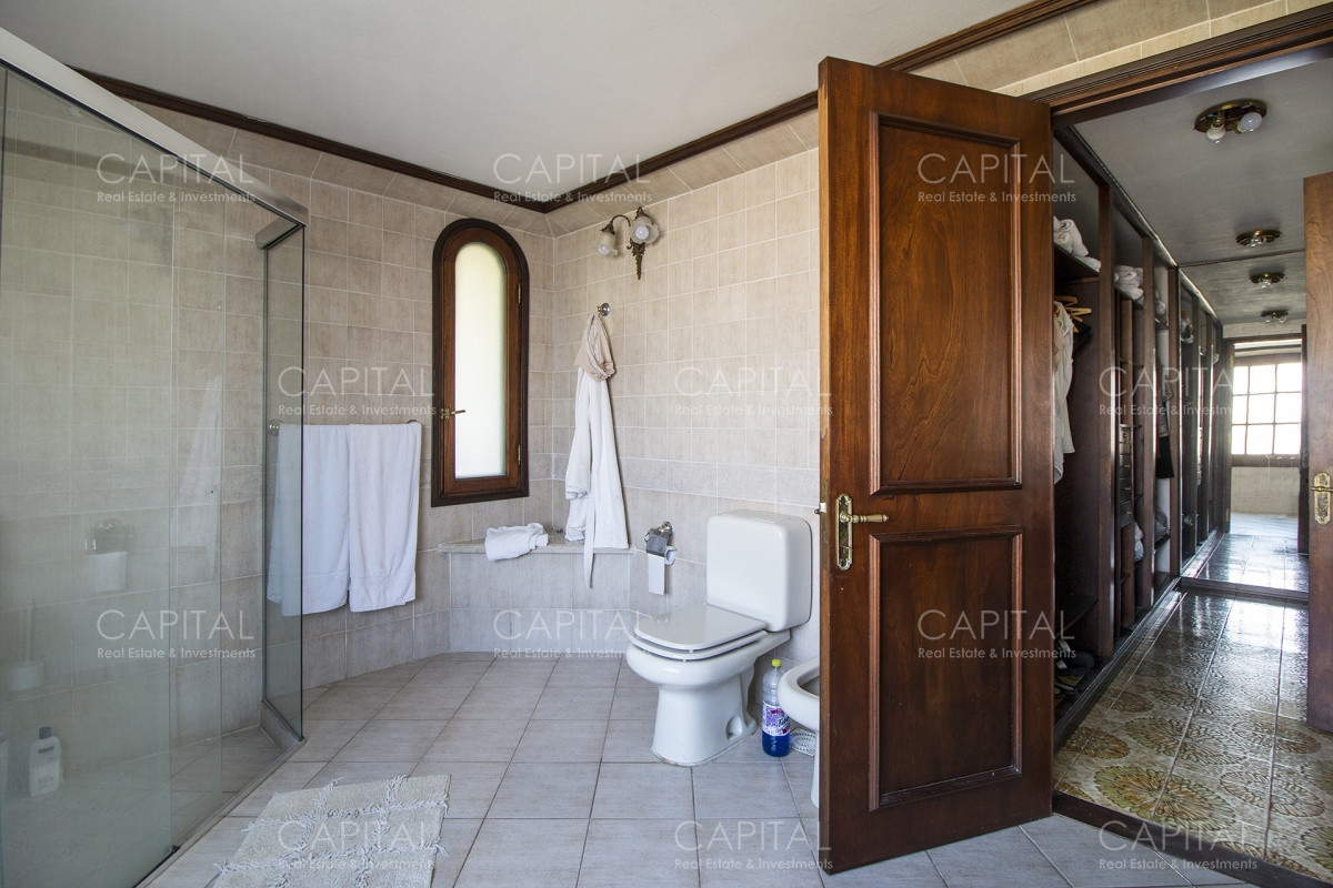 Casa ID.28185 - Venta de casa de 4 dormitorios más dependencia y hermosa piscina con gran parque en Playa Mansa, Punta del Este