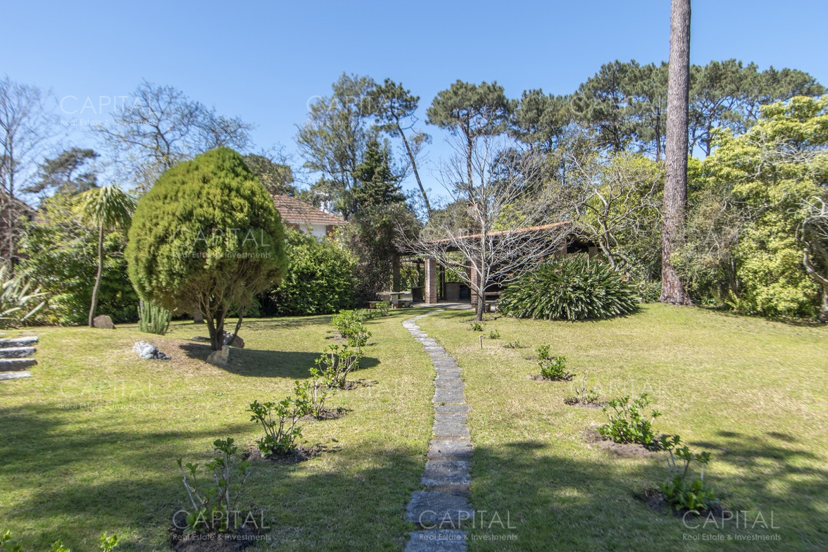 Casa ID.35154 - Casa en Venta en Playa Mansa con más de 3000 m2 de parque.