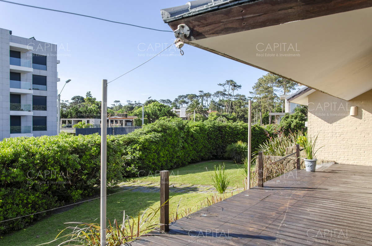 Casa ID.30729 - Casa en Venta Playa Mansa Frente al Mar Cuatro Dormitorios