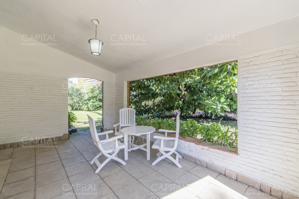 Casa ID.35154 - Casa en Venta en Playa Mansa con más de 3000 m2 de parque.
