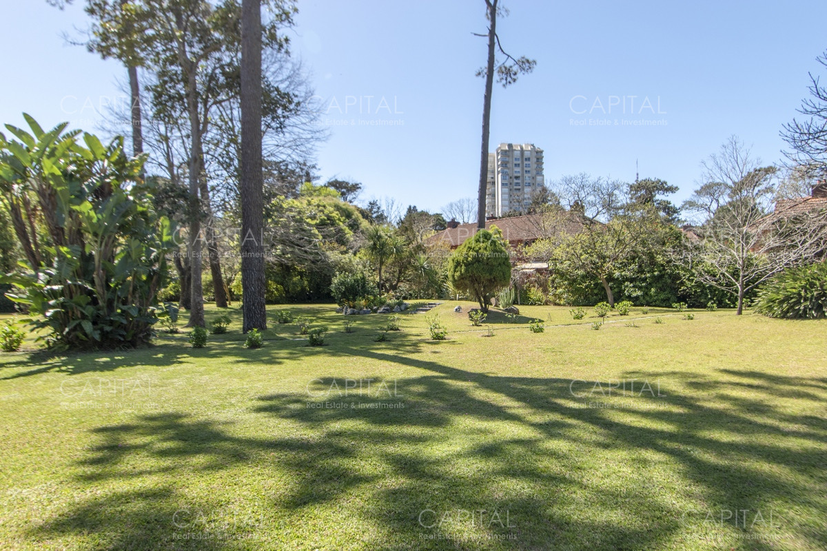 Casa ID.35154 - Casa en Venta en Playa Mansa con más de 3000 m2 de parque.