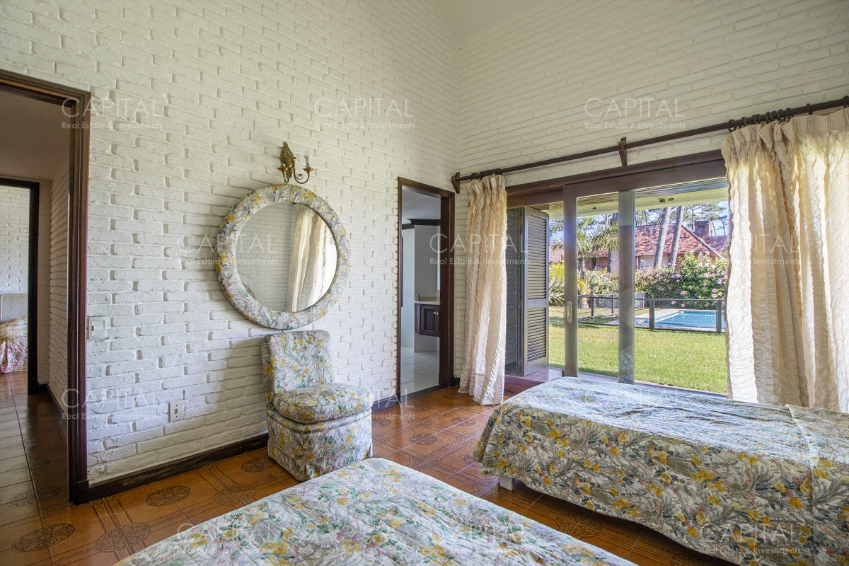 Casa ID.28185 - Venta de casa de 4 dormitorios más dependencia y hermosa piscina con gran parque en Playa Mansa, Punta del Este