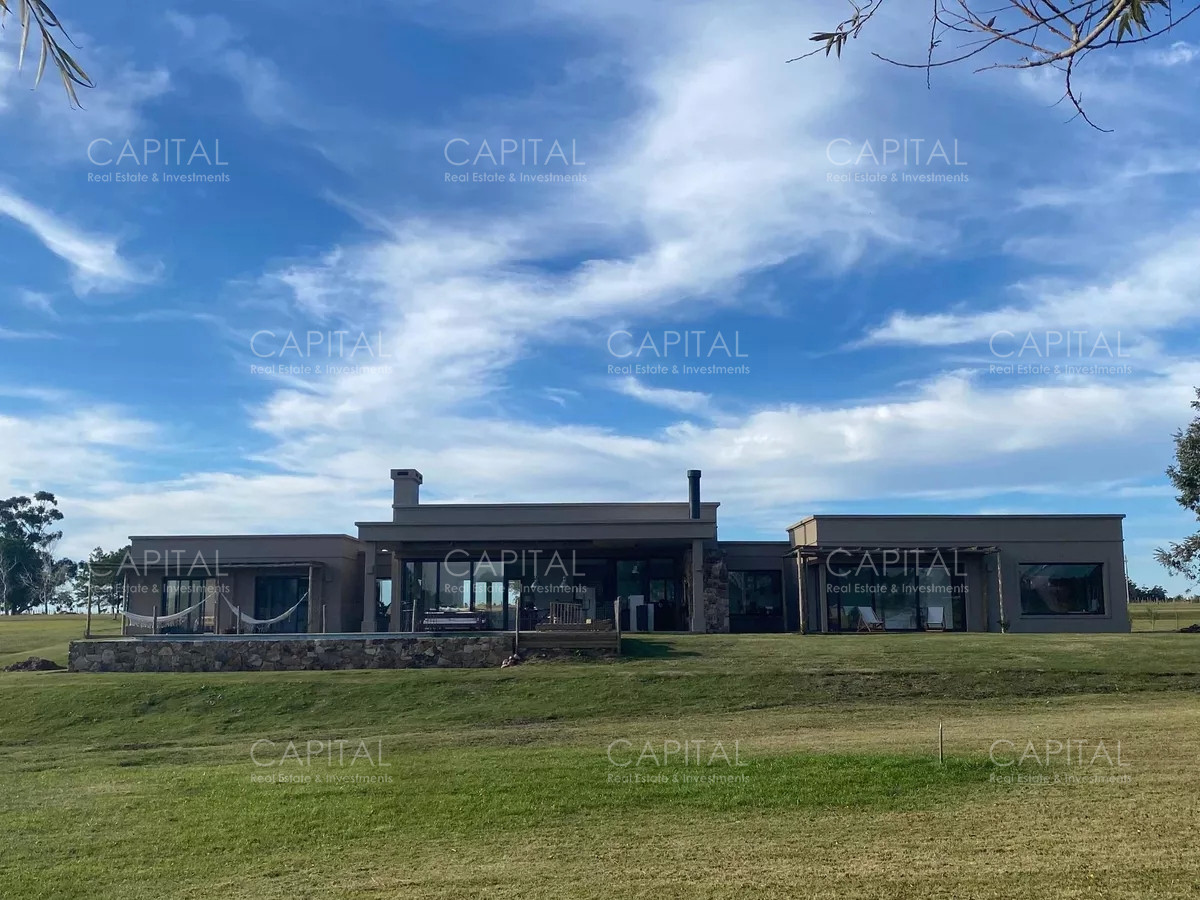 Casa ID.34319 - Casa moderna de cuatro dormitorios y dependencia de servicio, parrillero y piscina climatizada en venta en barrio privado El Quijote, La Barra
