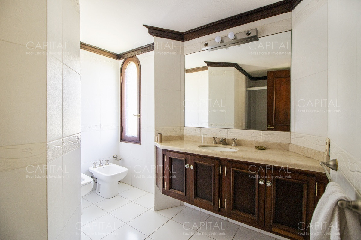 Casa ID.28185 - Venta de casa de 4 dormitorios más dependencia y hermosa piscina con gran parque en Playa Mansa, Punta del Este