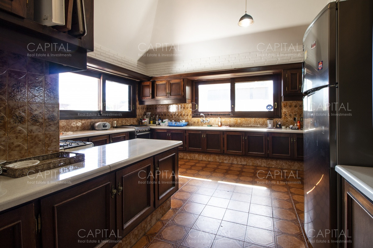 Casa ID.28185 - Venta de casa de 4 dormitorios más dependencia y hermosa piscina con gran parque en Playa Mansa, Punta del Este