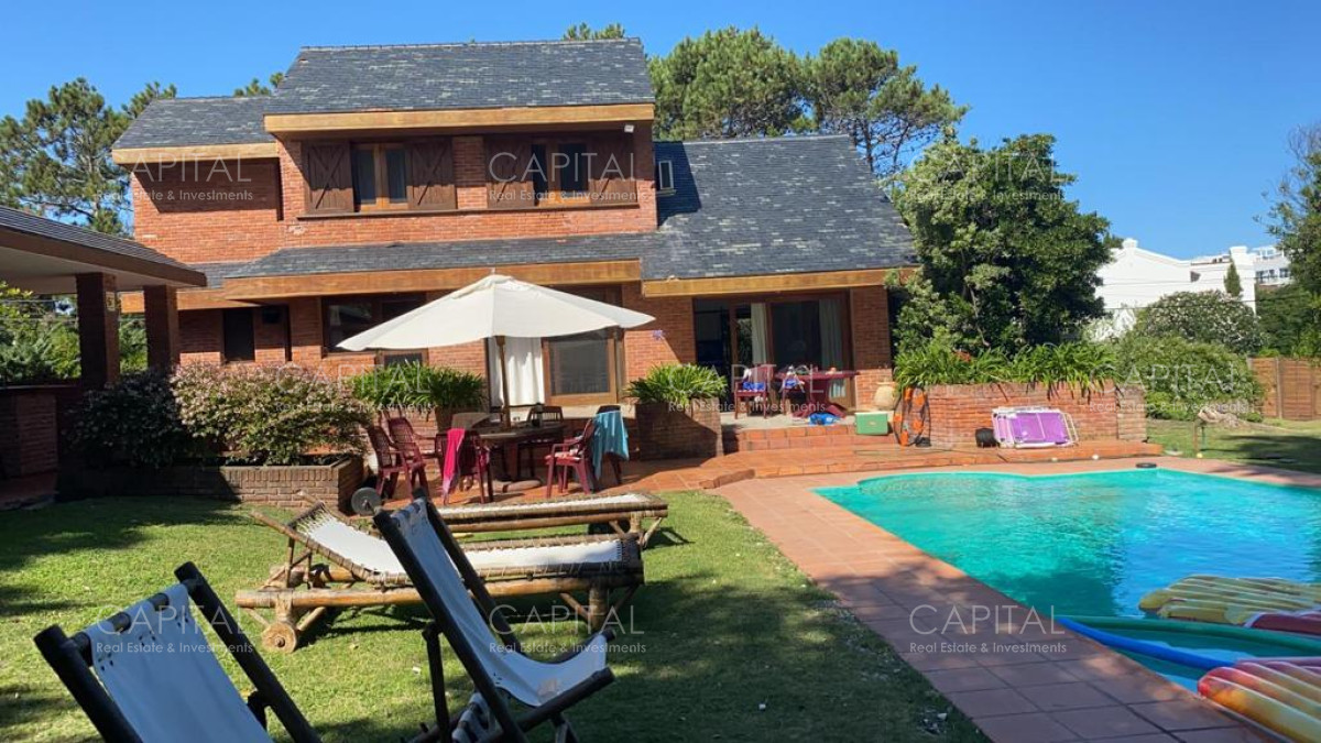 Casa en Pinares de Cinco dormitorios en Alquiler Temporario