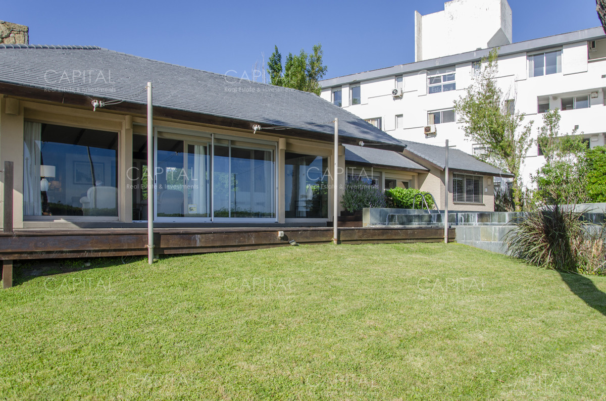 Casa ID.30729 - Casa en Venta Playa Mansa Frente al Mar Cuatro Dormitorios