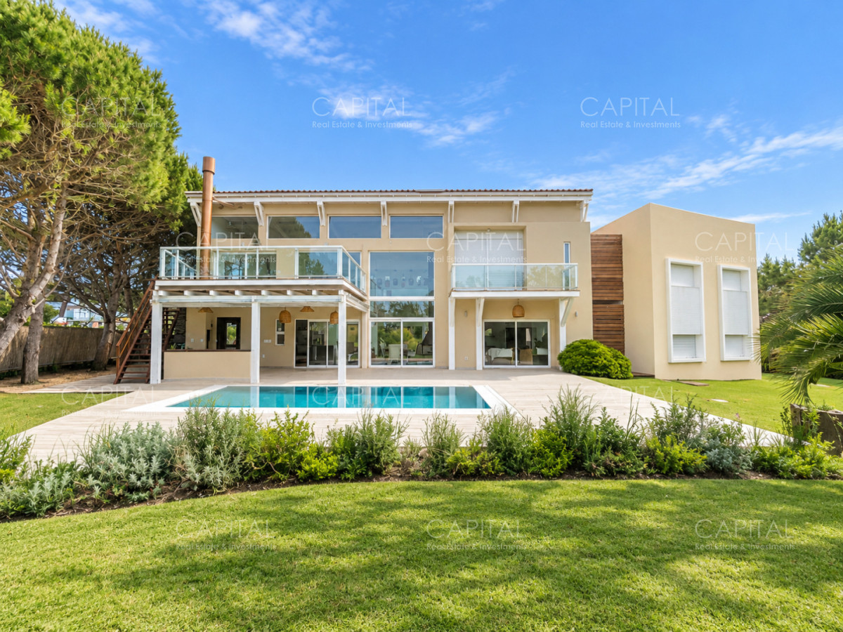 Excelente residencia en venta en barrio cerrado en Montoya a pocos metros del mar